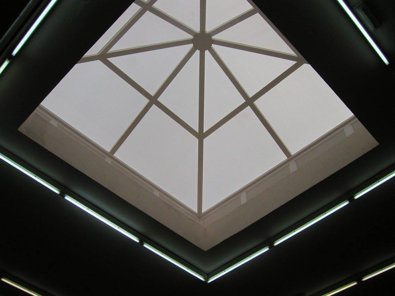 Llamativo diseño en pirámide para un techo fijo con aberturas de ventilación
