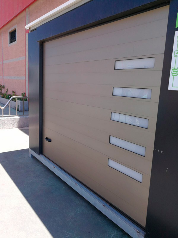 Puerta de garaje en aluminio color textura mate